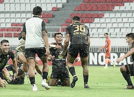 PS Barito Putera (hitam) berhasil menang dramatis 2-1 saat bertemu Kendal Tornado FC di Stadion Jatidiri, Semarang, Rabu (12/11/2025) sore. (Foto: Instagram @psbaritoputeraofficial)
