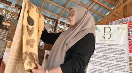 Ketua Bentala Belangian Idah Fitriati dengan produk kain sasirangan pewarna alami dari alam Geopark Pegunungan Maratus di desanya di Belangian, Kabupaten Banjar, Kalsel. (Foto: ANTARA)