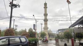 
Warga melintasi jalan raya di saat hujan mengguyur Kota Palangka Raya. (Foto: ANTARA/Rendhik Andika)