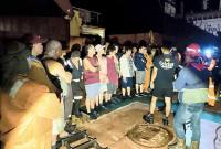 Tim SAR setelah mengevakuasi 21 anak buah kapal (ABK) yang selamat dalam kebakaran KM BlueRay pengangkut batubara di Perairan Tanjung Pemancingan, Kabupaten Kotabaru, Kalimantan Selatan, Selasa (18/11/2025) malam. (Foto: Dok SAR Banjarmasin)
