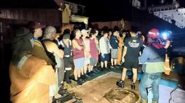 Tim SAR setelah mengevakuasi 21 anak buah kapal (ABK) yang selamat dalam kebakaran KM BlueRay pengangkut batubara di Perairan Tanjung Pemancingan, Kabupaten Kotabaru, Kalimantan Selatan, Selasa (18/11/2025) malam. (Foto: Dok SAR Banjarmasin)
