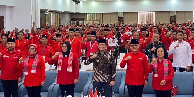 Wagub Kalsel), Hasnuryadi Sulaiman, menghadiri pembukaan Konferensi Daerah (Konferda) dan Konferensi Cabang (Konfercab) PDI Perjuangan yang digelar di salah satu hotel di Banjarmasin, Sabtu (15/11/2025). (SuarIndonesia/Adv)