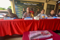 
Wakapolres Tapin Kompol Aunur Rozaq menjelaskan kronologi motif penganiayaan berat terhadap Gazali Rahman alias JA (54) yang dilakukan Muchsyar Gandhi alias GA (41) di Rantau, Kabupaten Tapin, Kamis (20/11/2025). (Foto: ANTARA/M Rastaferian Pasya)
