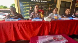 
Wakapolres Tapin Kompol Aunur Rozaq menjelaskan kronologi motif penganiayaan berat terhadap Gazali Rahman alias JA (54) yang dilakukan Muchsyar Gandhi alias GA (41) di Rantau, Kabupaten Tapin, Kamis (20/11/2025). (Foto: ANTARA/M Rastaferian Pasya)
