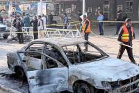 Petugas keamanan dan petugas penyelamat berkumpul di lokasi kejadian setelah bom bunuh diri di luar gerbang pengadilan distrik, di Islamabad, Pakistan. (Foto: theaustralian.com.au/AP/Mohammad Yousuf)
