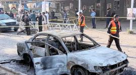 Petugas keamanan dan petugas penyelamat berkumpul di lokasi kejadian setelah bom bunuh diri di luar gerbang pengadilan distrik, di Islamabad, Pakistan. (Foto: theaustralian.com.au/AP/Mohammad Yousuf)
