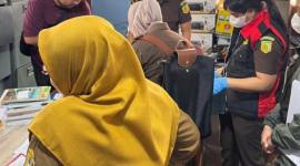 Tim Jaksa Penyidik melakukan pengeledalahan.
di Kantor Disdik Kota Banjarmasin, Jalan Kapten Piere Tendean, Senin (24/11/2025) (SuarIndonesia/Ist)