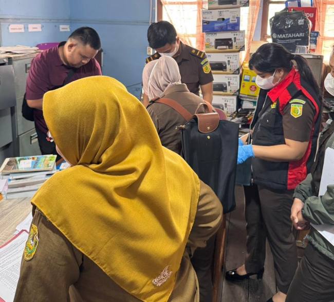 Tim Jaksa Penyidik melakukan pengeledalahan.
di Kantor Disdik Kota Banjarmasin, Jalan Kapten Piere Tendean, Senin (24/11/2025) (SuarIndonesia/Ist)
