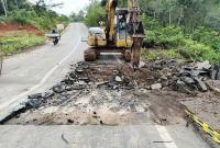 PERBAIKAN Jalan Lingkar Banjarbaru–Batulicin

PUPR Kalsel gerak cepat perbaiki oprit jembatan Jalan Lingkar Banjarbaru–Batulicin. (Foto: Dok Pemprov Kalsel)