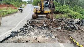 PERBAIKAN Jalan Lingkar Banjarbaru–Batulicin

PUPR Kalsel gerak cepat perbaiki oprit jembatan Jalan Lingkar Banjarbaru–Batulicin. (Foto: Dok Pemprov Kalsel)