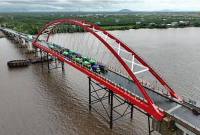 Kementerian Pekerjaan Umum membangun Jembatan Sungai Sambas Besar di Kabupaten Sambas, Kalbar. Proyek ini dibangun di koridor kawasan penghubung RI-Malaysia. (Foto: Dok Kementerian PU)