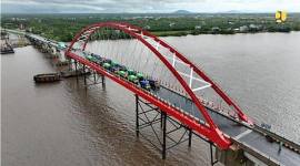 Kementerian Pekerjaan Umum membangun Jembatan Sungai Sambas Besar di Kabupaten Sambas, Kalbar. Proyek ini dibangun di koridor kawasan penghubung RI-Malaysia. (Foto: Dok Kementerian PU)