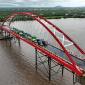 Kementerian Pekerjaan Umum membangun Jembatan Sungai Sambas Besar di Kabupaten Sambas, Kalbar. Proyek ini dibangun di koridor kawasan penghubung RI-Malaysia. (Foto: Dok Kementerian PU)
