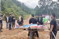 Jenazah warga Desan Suruh Tembawang, Sanggau, Kalbar, digotong menggunakan sepeda motor. (Foto: Dok/Istimewa)