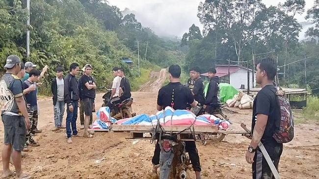 Jenazah warga Desan Suruh Tembawang, Sanggau, Kalbar, digotong menggunakan sepeda motor. (Foto: Dok/Istimewa)