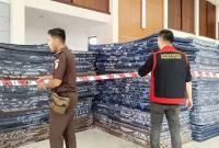 Tim penyidik Kejari Pulang Pisau saat melakukan penggeledahan di beberapa ruangan di Sekretariat Daerah Pulang Pisau, Rabu (12/11/2025). (ANTARA/Dita Marsena)