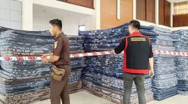 Tim penyidik Kejari Pulang Pisau saat melakukan penggeledahan di beberapa ruangan di Sekretariat Daerah Pulang Pisau, Rabu (12/11/2025). (ANTARA/Dita Marsena)