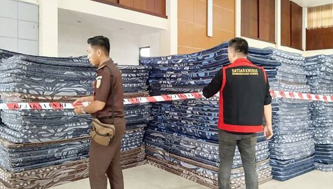 Tim penyidik Kejari Pulang Pisau saat melakukan penggeledahan di beberapa ruangan di Sekretariat Daerah Pulang Pisau, Rabu (12/11/2025). (ANTARA/Dita Marsena)