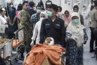 Petugas kesehatan memindahkan siswa SMAN 72 Jakarta ke mobil ambulans untuk pemeriksaan di Rumah Sakit Islam Cempaka Putih, Jakarta Pusat, Jumat (7/11/2025). Menurut data posko Polda Metro Jaya sebanyak 32 orang korban luka menjalani perawatan di Rumah Sakit tersebut dari total korban 55 orang akibat ledakan di SMA 72 Jakarta Utara. (ANTARA FOTO/Fakhri Hermansyah)