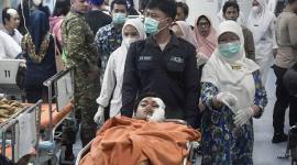 Petugas kesehatan memindahkan siswa SMAN 72 Jakarta ke mobil ambulans untuk pemeriksaan di Rumah Sakit Islam Cempaka Putih, Jakarta Pusat, Jumat (7/11/2025). Menurut data posko Polda Metro Jaya sebanyak 32 orang korban luka menjalani perawatan di Rumah Sakit tersebut dari total korban 55 orang akibat ledakan di SMA 72 Jakarta Utara. (ANTARA FOTO/Fakhri Hermansyah)