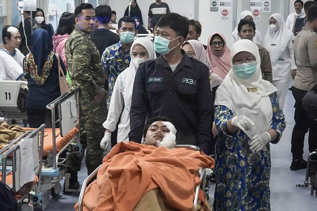 Petugas kesehatan memindahkan siswa SMAN 72 Jakarta ke mobil ambulans untuk pemeriksaan di Rumah Sakit Islam Cempaka Putih, Jakarta Pusat, Jumat (7/11/2025). Menurut data posko Polda Metro Jaya sebanyak 32 orang korban luka menjalani perawatan di Rumah Sakit tersebut dari total korban 55 orang akibat ledakan di SMA 72 Jakarta Utara. (ANTARA FOTO/Fakhri Hermansyah)
