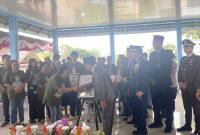 Prosesi pemidahan makam Pejuang Kemerdekaan yakni, Letnan Muda Udara Dua Cornelius Willem, dari TPU Kristen Kelurahan Barimba, Kecamatan Kapuas Hilir, ke TMP Sanaman Lampang Palangka Raya, Minggu (9/11/2025). (Foto: Diskominfosantik Kapuas)
