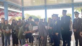 Prosesi pemidahan makam Pejuang Kemerdekaan yakni, Letnan Muda Udara Dua Cornelius Willem, dari TPU Kristen Kelurahan Barimba, Kecamatan Kapuas Hilir, ke TMP Sanaman Lampang Palangka Raya, Minggu (9/11/2025). (Foto: Diskominfosantik Kapuas)