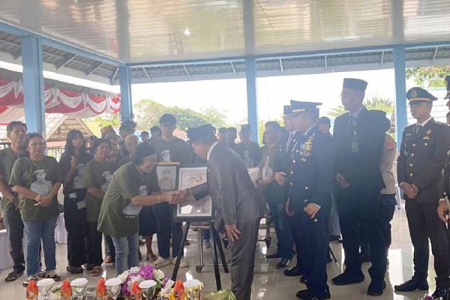 Prosesi pemidahan makam Pejuang Kemerdekaan yakni, Letnan Muda Udara Dua Cornelius Willem, dari TPU Kristen Kelurahan Barimba, Kecamatan Kapuas Hilir, ke TMP Sanaman Lampang Palangka Raya, Minggu (9/11/2025). (Foto: Diskominfosantik Kapuas)