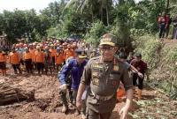 Mendagri Tito Karnavian meninjau lokasi bencana tanah longsor Desa Cibeunying, Majenang, CIlacap, Jawa Tengah, Rabu (19/11/2025). Tito mendapat perintah langsung dari Presiden Prabowo Subianto untuk memimpin koordinasi antar lembaga dalam penanganan bencana termasuk proses relokasi, pembangunan huntara dan hunian tetap pada lahan milik Pemkab Cilacap seluas 3,9 hektar di Desa Jenang kepada 296 warga terdampak longsor. (ANTARA FOTO/Idhad Zakaria)