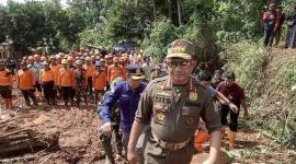 Mendagri Tito Karnavian meninjau lokasi bencana tanah longsor Desa Cibeunying, Majenang, CIlacap, Jawa Tengah, Rabu (19/11/2025). Tito mendapat perintah langsung dari Presiden Prabowo Subianto untuk memimpin koordinasi antar lembaga dalam penanganan bencana termasuk proses relokasi, pembangunan huntara dan hunian tetap pada lahan milik Pemkab Cilacap seluas 3,9 hektar di Desa Jenang kepada 296 warga terdampak longsor. (ANTARA FOTO/Idhad Zakaria)