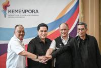 Menteri Pemuda dan Olahraga Erick Thohir (kedua kiri), Ketua Komite Olahraga Nasional Indonesia (KONI) Marciano Norman (kiri), Chef de Mission (CdM) Kontingen Indonesia untuk SEA Games 2025 Bayu Priawan Djokosoetono (kedua kanan), dan Sekretaris Jenderal Komite Olimpiade Indonesia (KOI) Wijaya Mithuna Noeradi (kanan) berfoto bersama usai menyampaikan keterangan pada konferensi pers di Kantor Kemenpora, Jakarta, Jumat (21/11/2025). (Foto: Antara/Fauzan)
