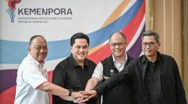 Menteri Pemuda dan Olahraga Erick Thohir (kedua kiri), Ketua Komite Olahraga Nasional Indonesia (KONI) Marciano Norman (kiri), Chef de Mission (CdM) Kontingen Indonesia untuk SEA Games 2025 Bayu Priawan Djokosoetono (kedua kanan), dan Sekretaris Jenderal Komite Olimpiade Indonesia (KOI) Wijaya Mithuna Noeradi (kanan) berfoto bersama usai menyampaikan keterangan pada konferensi pers di Kantor Kemenpora, Jakarta, Jumat (21/11/2025). (Foto: Antara/Fauzan)
