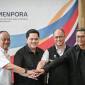Menteri Pemuda dan Olahraga Erick Thohir (kedua kiri), Ketua Komite Olahraga Nasional Indonesia (KONI) Marciano Norman (kiri), Chef de Mission (CdM) Kontingen Indonesia untuk SEA Games 2025 Bayu Priawan Djokosoetono (kedua kanan), dan Sekretaris Jenderal Komite Olimpiade Indonesia (KOI) Wijaya Mithuna Noeradi (kanan) berfoto bersama usai menyampaikan keterangan pada konferensi pers di Kantor Kemenpora, Jakarta, Jumat (21/11/2025). (Foto: Antara/Fauzan)
