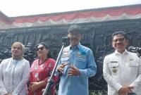 Menteri Sosial Saifullah Yusuf saat memberikan keterangan kepada media saat melakukan ziarah ke makam pahlawan di TMP Taruna Tangerang, Rabu (12/11/2025). (ANTARA/Irfan)