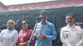 Menteri Sosial Saifullah Yusuf saat memberikan keterangan kepada media saat melakukan ziarah ke makam pahlawan di TMP Taruna Tangerang, Rabu (12/11/2025). (ANTARA/Irfan)