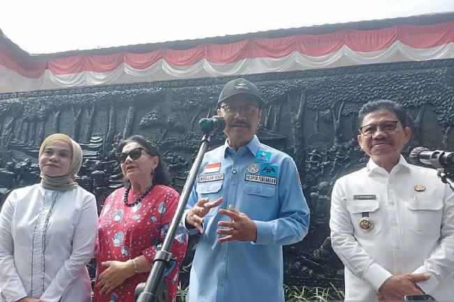 Menteri Sosial Saifullah Yusuf saat memberikan keterangan kepada media saat melakukan ziarah ke makam pahlawan di TMP Taruna Tangerang, Rabu (12/11/2025). (ANTARA/Irfan)