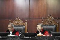 Ketua Mahkamah Konstitusi Suhartoyo (kanan) didampingi Wakil Ketua MK Saldi Isra memimpin sidang pembacaan putusan uji materiil UU Polri di Gedung MK, Jakarta, Kamis (13/11/2025). (Foto: ANTARA/Hafidz Mubarak A)