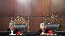 Ketua Mahkamah Konstitusi Suhartoyo (kanan) didampingi Wakil Ketua MK Saldi Isra memimpin sidang pembacaan putusan uji materiil UU Polri di Gedung MK, Jakarta, Kamis (13/11/2025). (Foto: ANTARA/Hafidz Mubarak A)