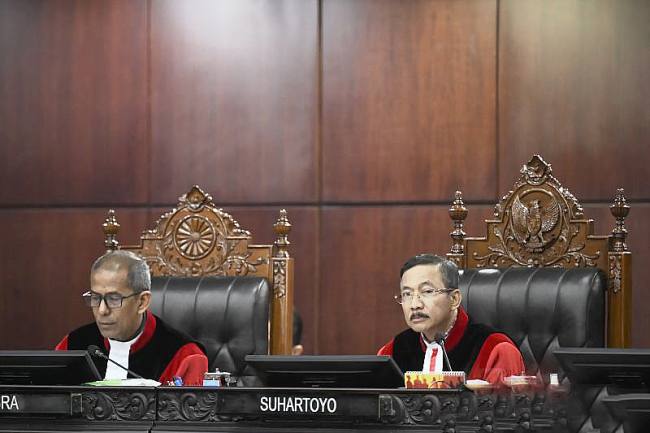 Ketua Mahkamah Konstitusi Suhartoyo (kanan) didampingi Wakil Ketua MK Saldi Isra memimpin sidang pembacaan putusan uji materiil UU Polri di Gedung MK, Jakarta, Kamis (13/11/2025). (Foto: ANTARA/Hafidz Mubarak A)