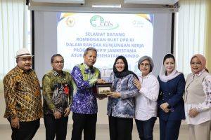 Rombongan BURT DPRI RI diterima Direktur RSUD Ulin Banjarmasin. Foto : MC Kalsel