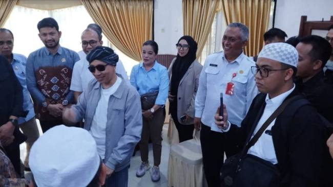 Kepala Dinas Koperasi dan UKM Kalsel saat mendampingi Menteri UMKM berikan dukungan pelaku UMKM yang tersandung kasus hukum. Foto : MC Kalsel