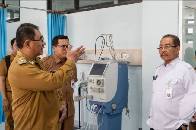 Direktur RS Ansari Saleh (kiri) saat memberikan penjelasan kepada TAG Gubernur Kalsel. Foto : MC Kalsel

