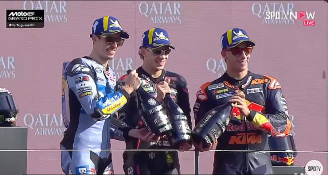 Podium Juara MotoGP Portugal 2025. (Screenshot: youtube @SPOTVNOW)