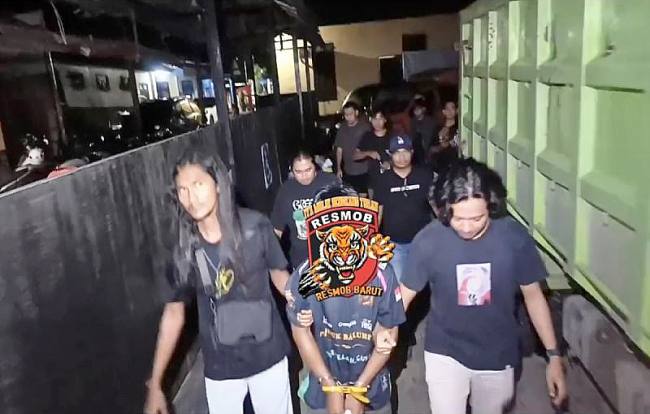 Pelaku berinisial SR (30) diduga tersangka perampokan yang menyebabkan korbannya meninggal dunia di Muara Teweh, Jumat, (28/11/2025). (Foto: Dok Humas Polres Barut)