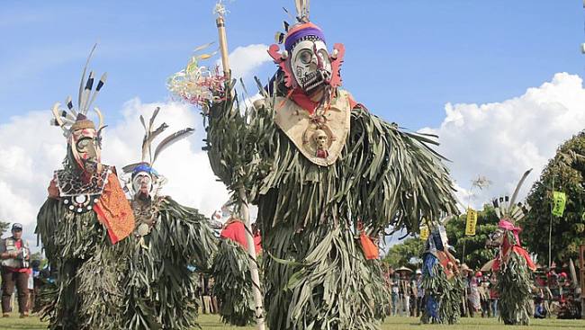 Ritual Adat Lom Plai. (Foto: Dok Hutan Lindung Wehea)