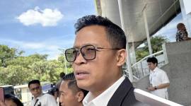 Direktur Jenderal Pajak Bimo Wijayanto menjawab pertanyaan wartawan saat ditemui di Kompleks Parlemen, Jakarta, Senin (24/11/2025). (Foto: Antara/Imamatul Silfia)
