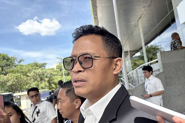 Direktur Jenderal Pajak Bimo Wijayanto menjawab pertanyaan wartawan saat ditemui di Kompleks Parlemen, Jakarta, Senin (24/11/2025). (Foto: Antara/Imamatul Silfia)
