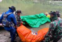Tim Gabungan saat mengevakuasi jasad WNA asal Malaysia di aliran sungai Patek, Kutai Kartanegara.  (Foto: Istimewa)