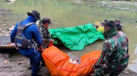 Tim Gabungan saat mengevakuasi jasad WNA asal Malaysia di aliran sungai Patek, Kutai Kartanegara.  (Foto: Istimewa)