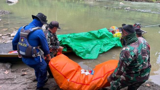 Tim Gabungan saat mengevakuasi jasad WNA asal Malaysia di aliran sungai Patek, Kutai Kartanegara.  (Foto: Istimewa)